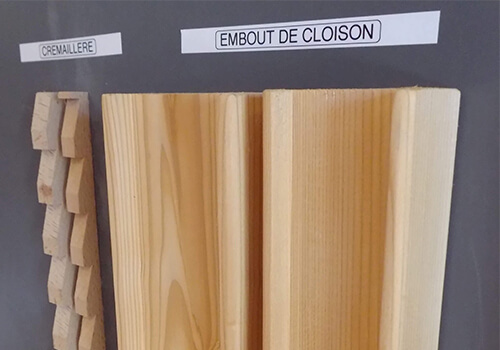 Embout de cloisonnement et crémaillère