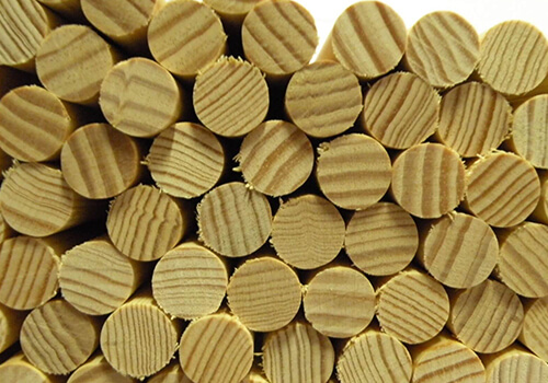 Des moulures en bois cylindriques